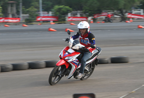 Motor Baru 2014 Honda Blade 125 FI Bebek Repsol Marc Marquez  Portal  Sepeda Motor dan Seluruh Aspeknya