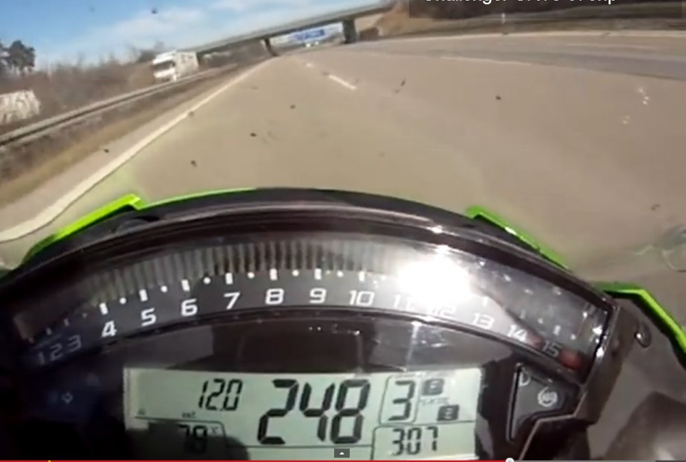 Kawasaki ZX10R chay so 3 dat gan 250 kmh
