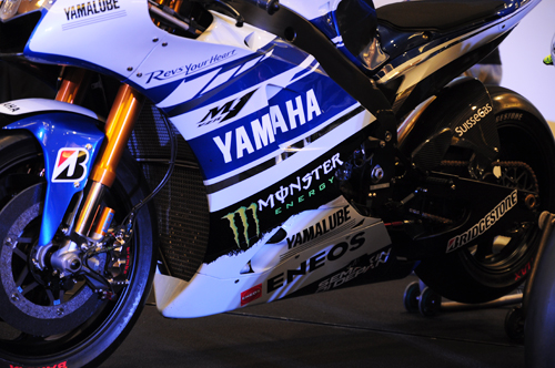 Yamaha YZRM1 MotoGP co gi khac voi cac SuperBike - 3