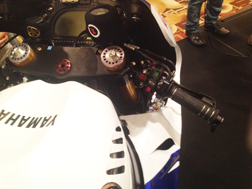 Yamaha YZRM1 MotoGP co gi khac voi cac SuperBike - 9