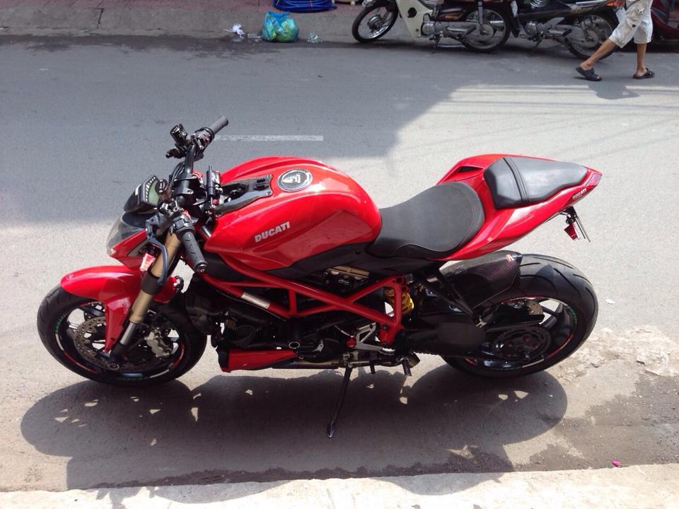 Ducati Streetfighter 848 2013 vo nhieu do choi o Viet Nam