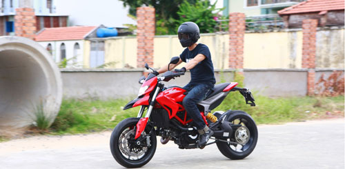 Johnny Tri Nguyen tau them Ducati Hypermotard - 2