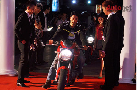 Johnny Tri Nguyen tau them Ducati Hypermotard - 9