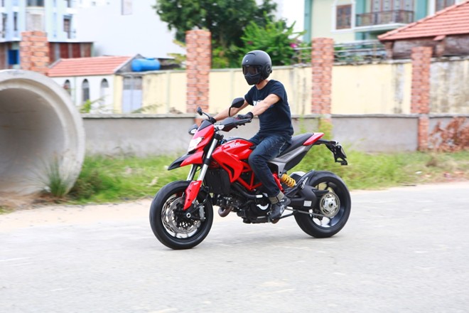 Johnny Tri Nguyen vua sam sieu xe cua Ducati Hypermortard - 2