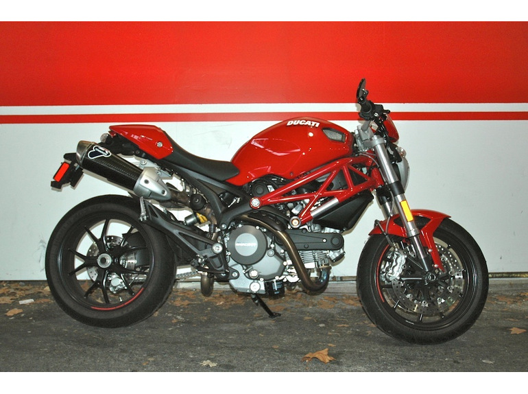 So sanh giua Honda CB1000rr va Ducati Monster 796 - 2