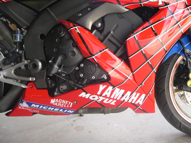 Yamaha R1 Spider Man noi bat giua dam dong - 3