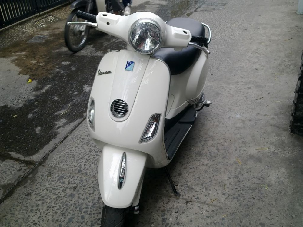 Can ban Vespa LX 125 mau Trang 2010