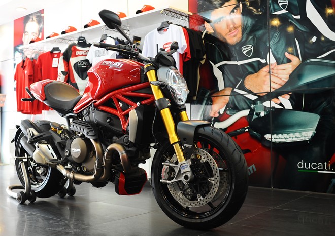 Can canh Ducati Monster 1200S lan dau xuat hien tai Ha Noi - 2