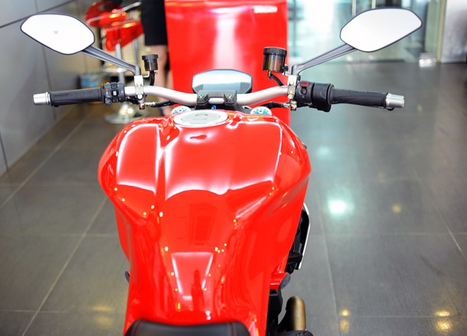 Can canh Ducati Monster 1200S lan dau xuat hien tai Ha Noi - 9