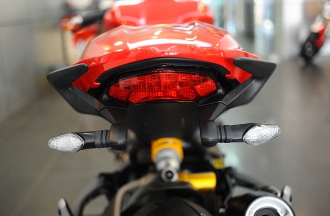 Can canh Ducati Monster 1200S lan dau xuat hien tai Ha Noi - 11