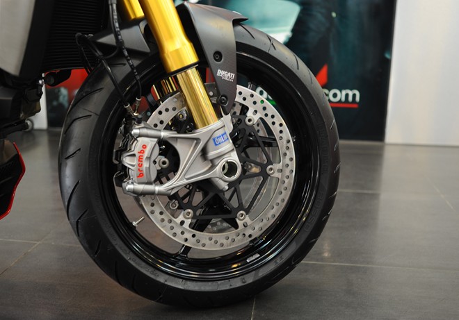Can canh Ducati Monster 1200S lan dau xuat hien tai Ha Noi - 12