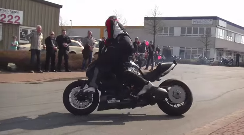 Clip Bieu dien stunt Ducati Diavel tuyet voi