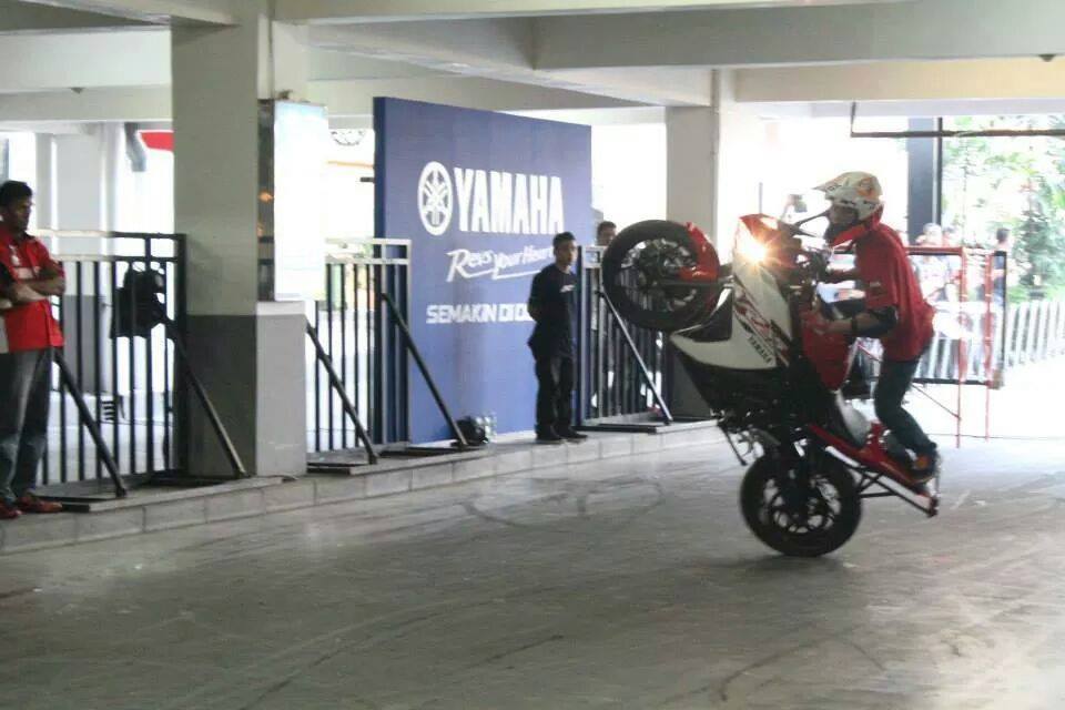 Hinh anh test drive Yamaha R25 - 11