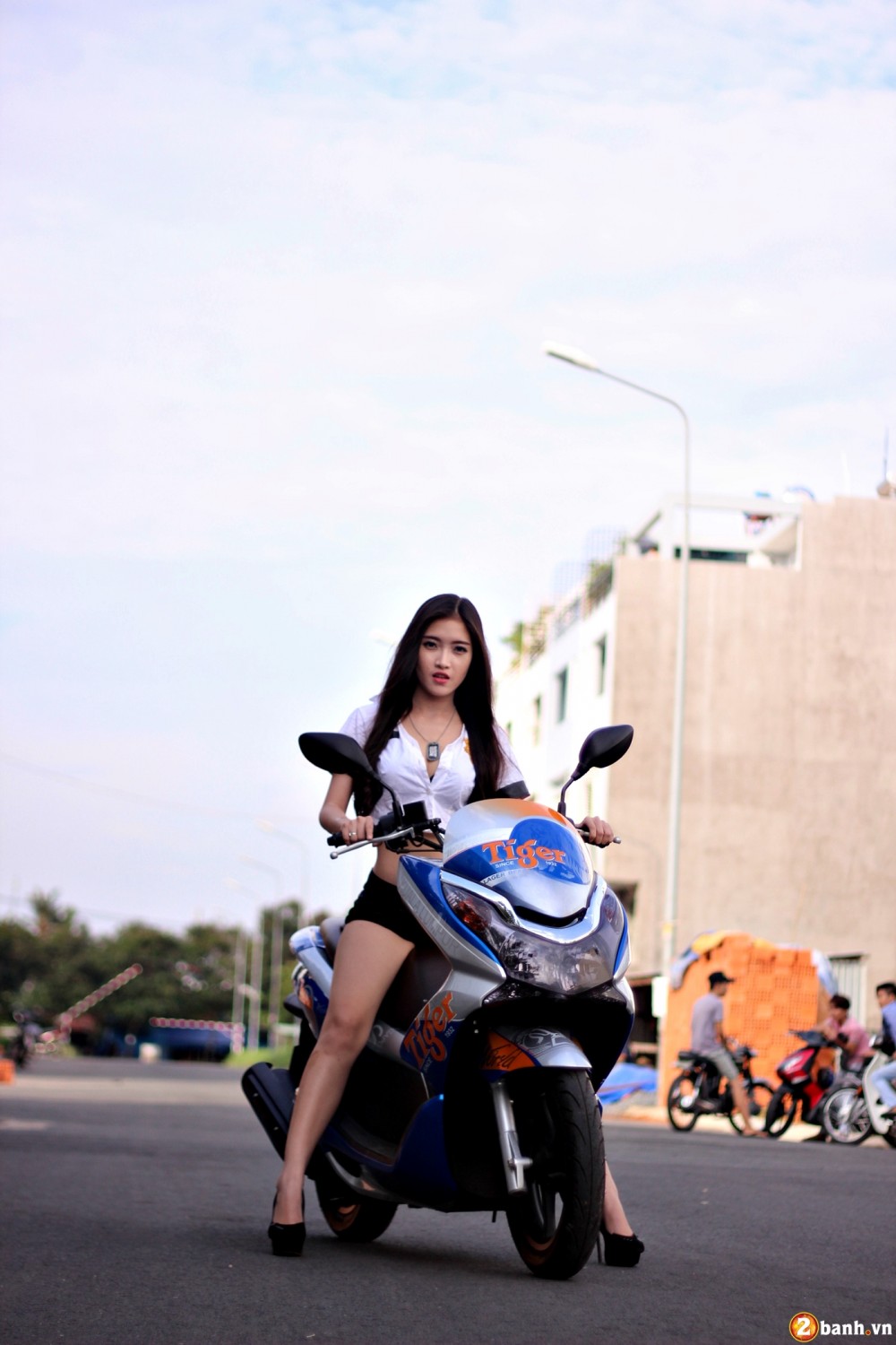 Honda PCX phien ban Tiger Beer do dang cung Police Girl