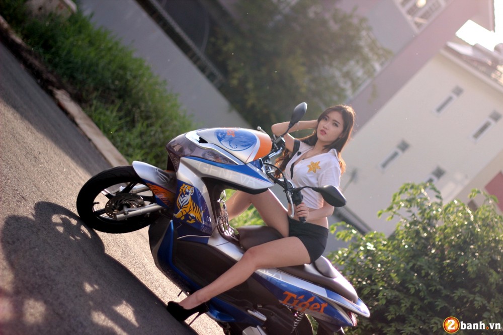 Honda PCX phien ban Tiger Beer do dang cung Police Girl - 4