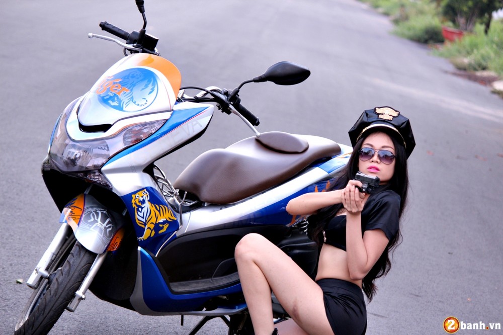 Honda PCX phien ban Tiger Beer do dang cung Police Girl - 6