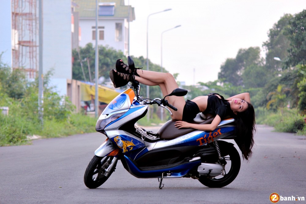 Honda PCX phien ban Tiger Beer do dang cung Police Girl - 7