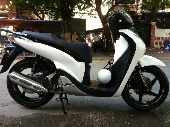 HonDa SH150iVN mau itali doi 2012 trang den sport - 4