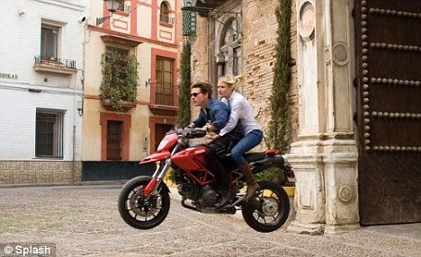 Ngam bo anh dep ve Tom Cruise va Ducati Hypermotard - 2