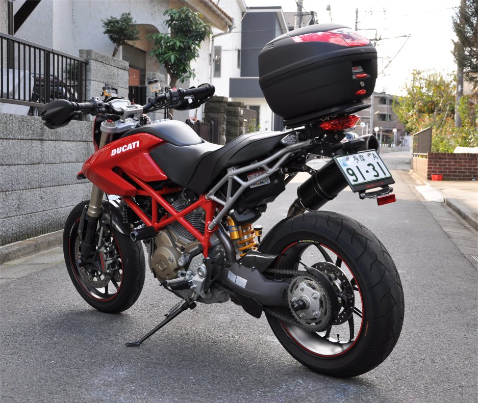 Ngam bo anh dep ve Tom Cruise va Ducati Hypermotard - 4