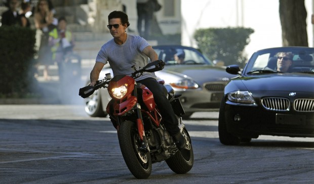 Ngam bo anh dep ve Tom Cruise va Ducati Hypermotard - 7