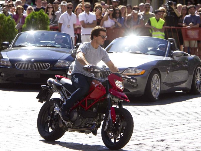 Ngam bo anh dep ve Tom Cruise va Ducati Hypermotard - 8