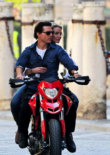 Ngam bo anh dep ve Tom Cruise va Ducati Hypermotard - 10