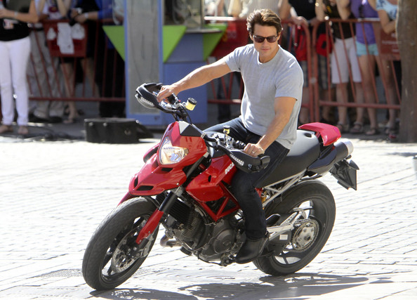 Ngam bo anh dep ve Tom Cruise va Ducati Hypermotard - 11
