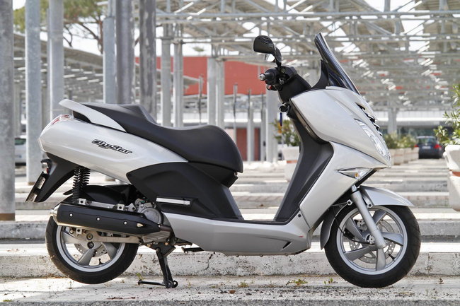 Peugeot Citystar AC Doi thu nang ky cua Honda PCX - 5