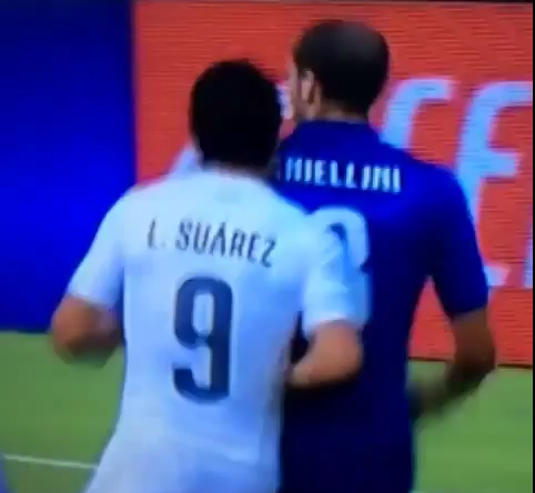 Tinh huong Suarez can Chiellini World Cup 2014