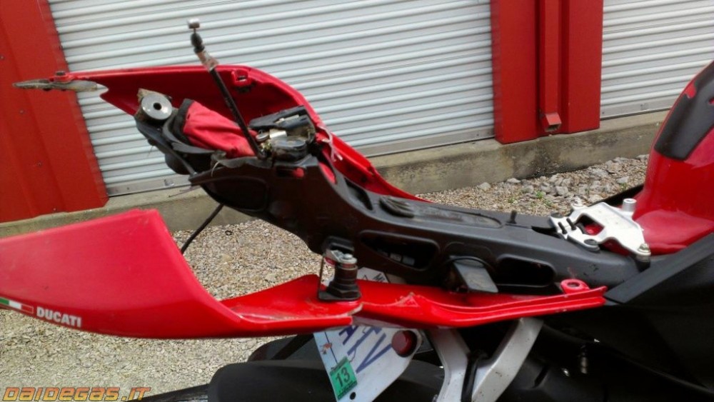 Can canh 1 vu rot nai Ducati 1199 Panigale - 3