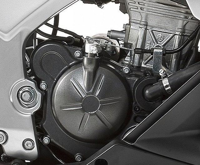 Aprilia RS4 125 Replica 2015 doi thu nang ky cua Yamaha R125 - 3