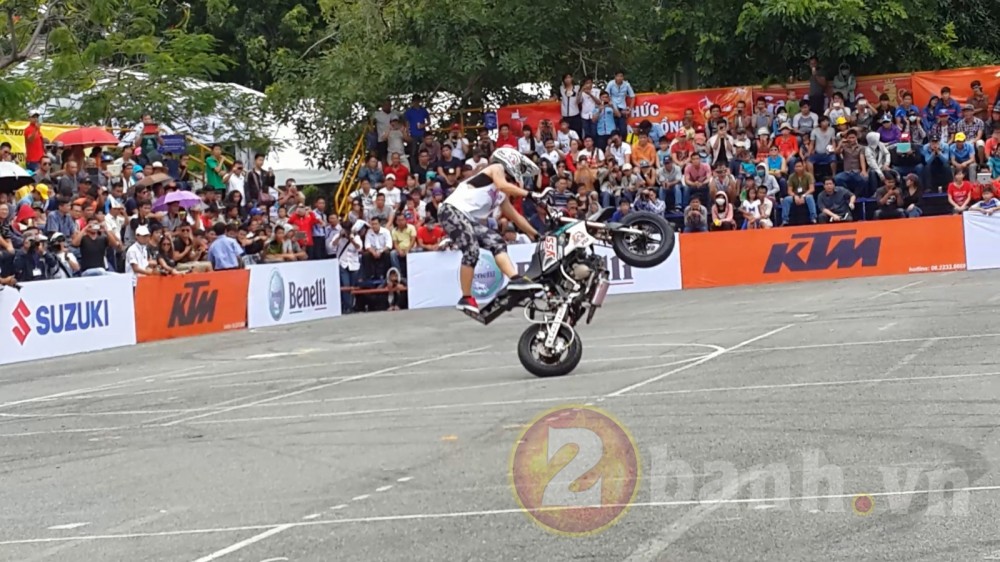 Clip Co gai nguoi Thai stunt trong su kien Vietnam Motorbike Festival