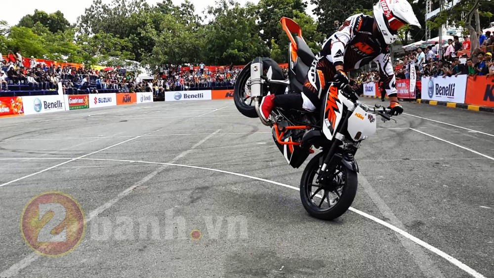 Clip Stunt KTM Duke 125 tai VietNam Motorbike Festival 2014