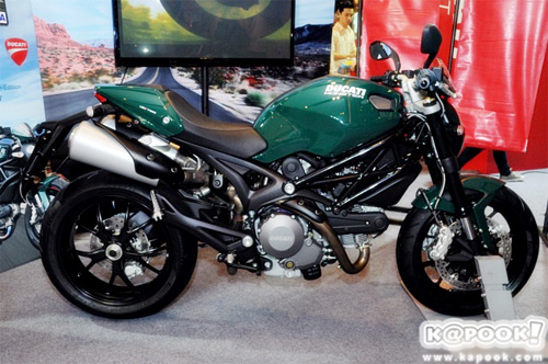 Ducati Monster 796 mau xanh doc la tai Thai Lan