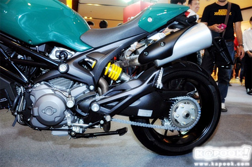 Ducati Monster 796 mau xanh doc la tai Thai Lan - 3