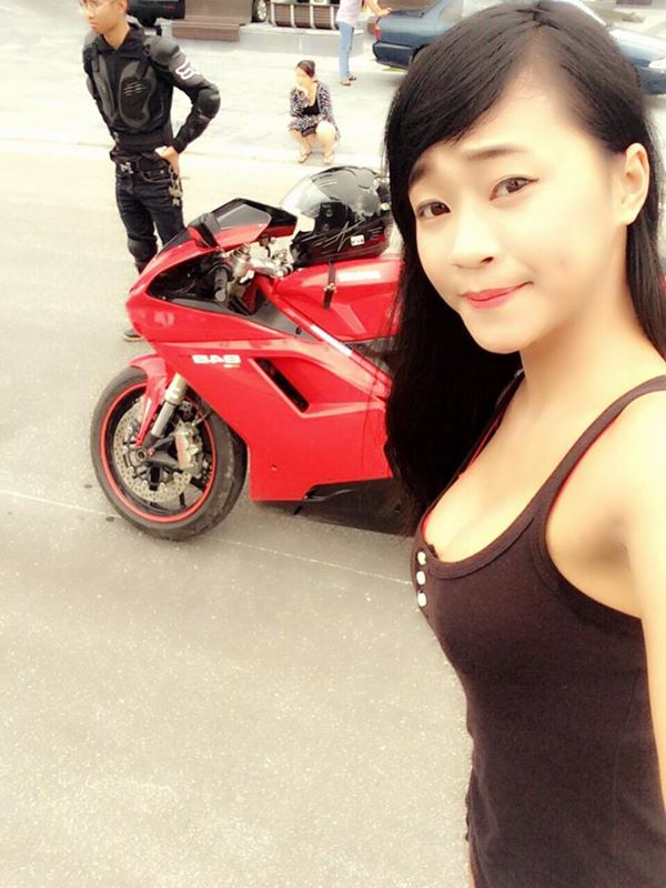 Hot girl nguc bu tan cong va khuat phuc Ducati 848 - 4