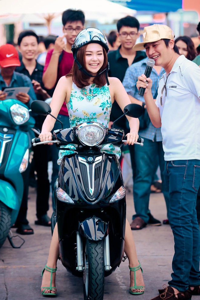 Minh Hang tuoi tan tren xe tay ga Nozza trong su kien cua Yamaha - 2