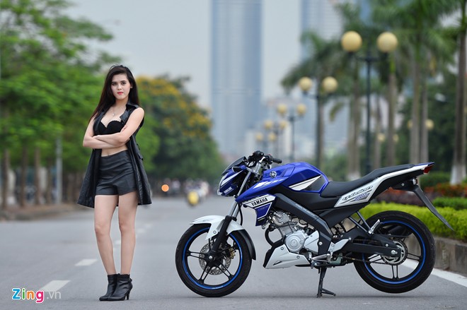 Vu Thu Thao co gai Ha Lan sexy cung Yamaha FZ150i xanh GP - 3