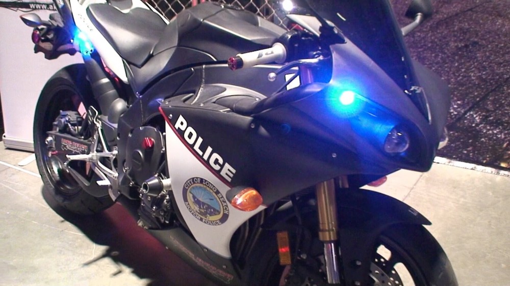 Yamaha R1 police qua du cho doi canh sat Long Beach