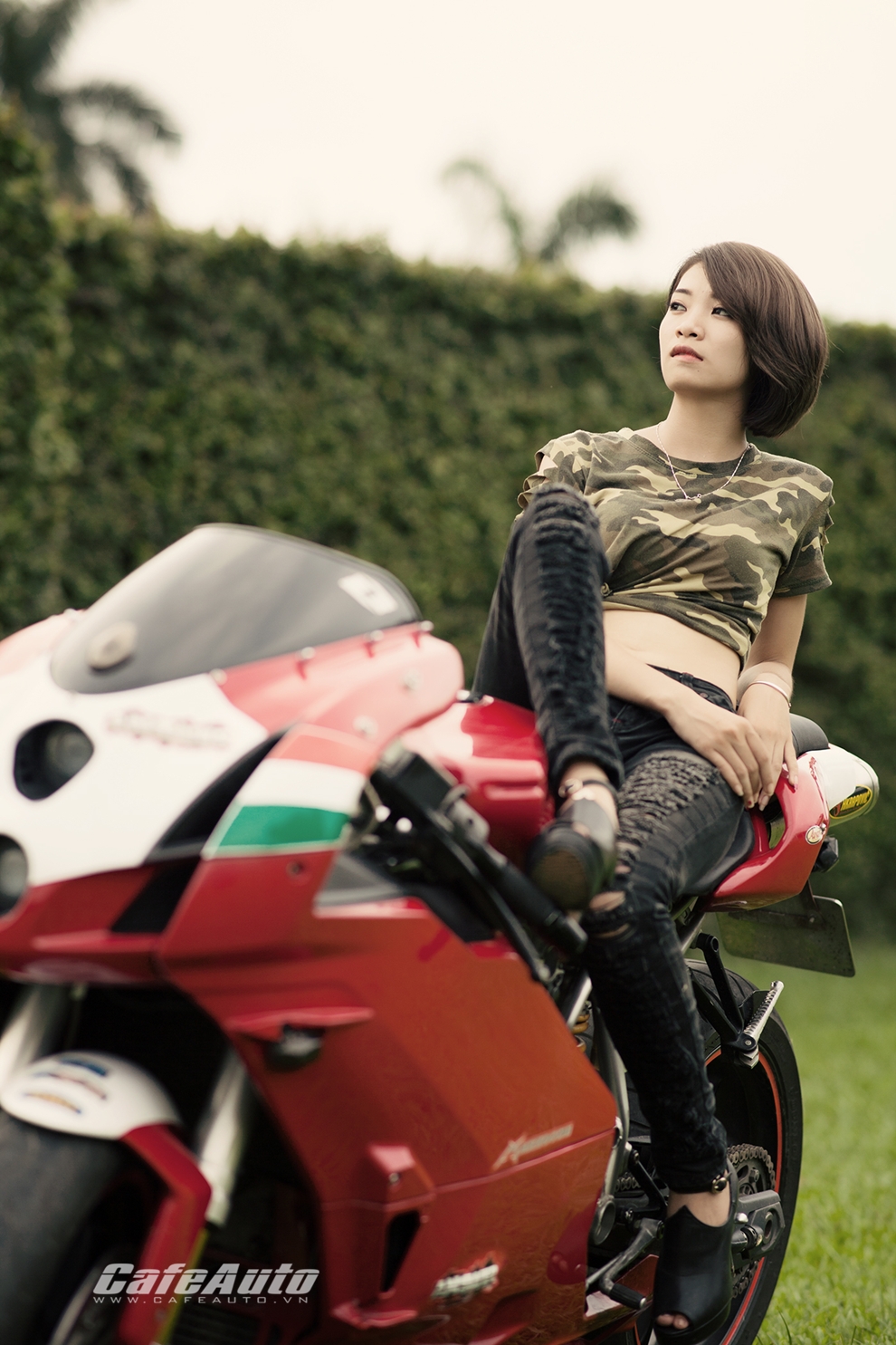 Anh Thieu nu xinh dep ben sieu moto Ducati 999 vang bong mot thoi - 11
