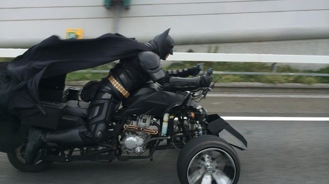 Batman biker chay xe do sieu khung tren duong pho Nhat Ban