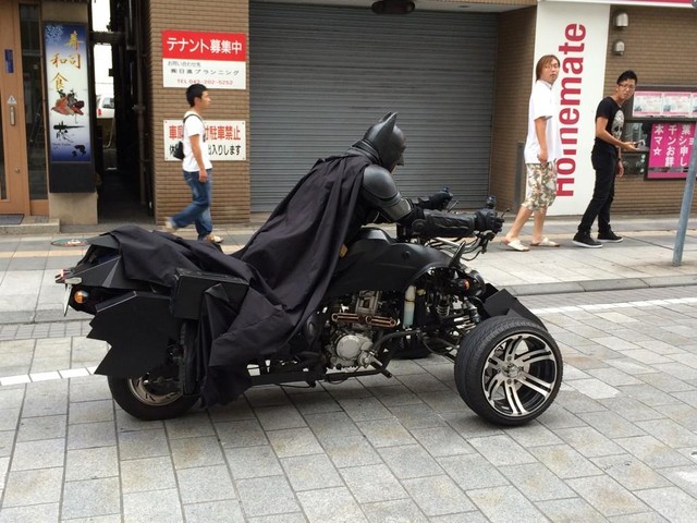 Batman biker chay xe do sieu khung tren duong pho Nhat Ban - 4