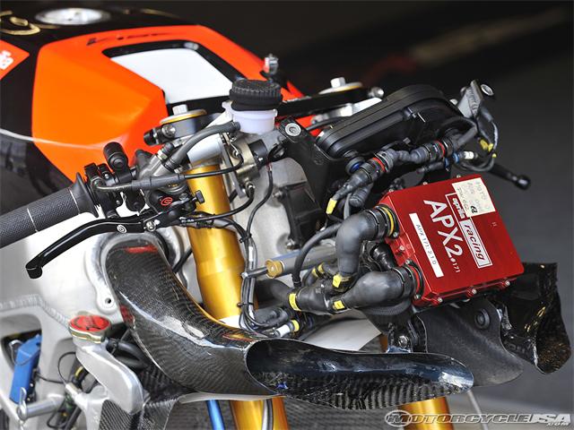 Chum anh Aprilia Racing RSV4R World Superbike - 2