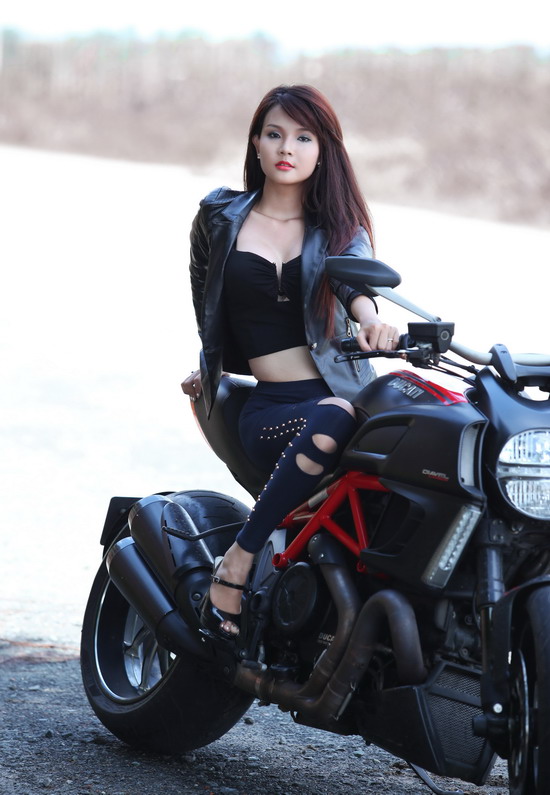 Ducati Diavel kieu hanh cung hot girl