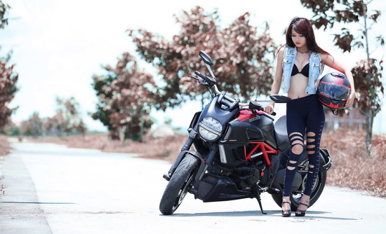 Ducati Diavel kieu hanh cung hot girl - 5
