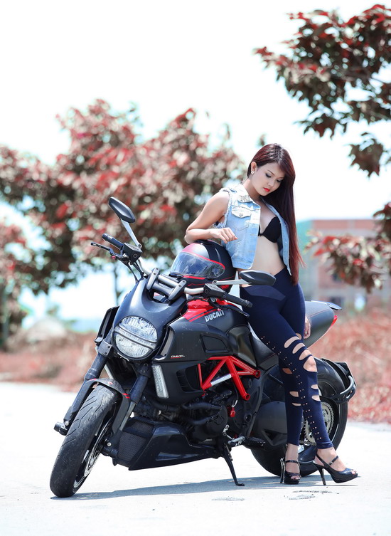 Ducati Diavel kieu hanh cung hot girl - 6