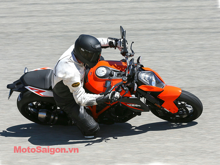 KTM 1290 Super Duke R doat giai xe moto cua nam 2014 - 4