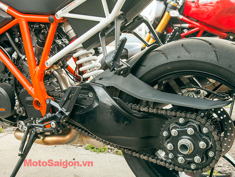 KTM 1290 Super Duke R doat giai xe moto cua nam 2014 - 8