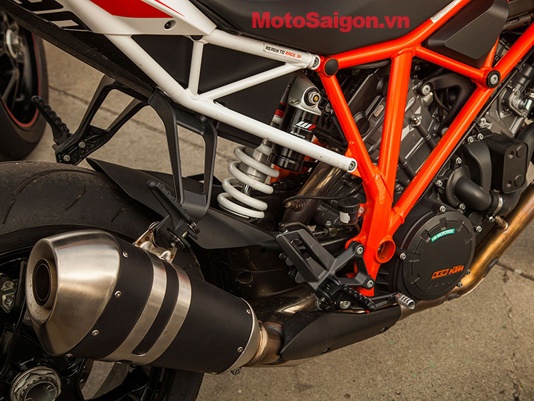 KTM 1290 Super Duke R doat giai xe moto cua nam 2014 - 12